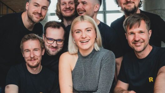Radius feat.Leonora quer hochkant 2 Foto privat Titel2 e1779117713266