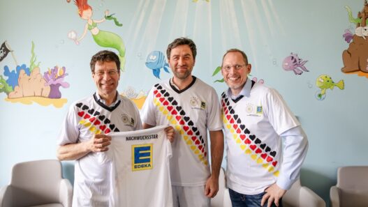 Spendenübergabe Deutschland Fanshirts an die Kinderklinik des Johannes Wesling Klinikums in Minden