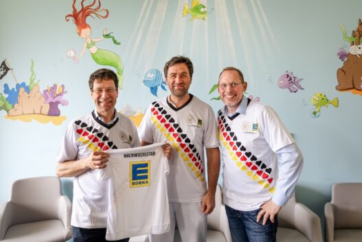 Spendenübergabe Deutschland Fanshirts an die Kinderklinik des Johannes Wesling Klinikums in Minden