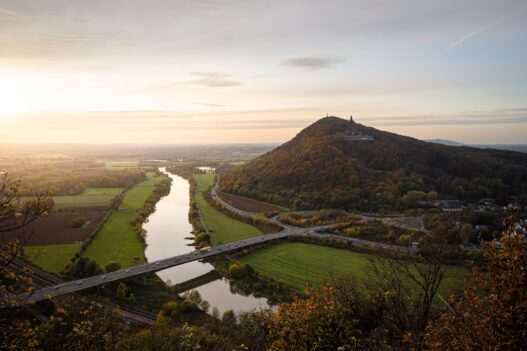 Blick auf die Porta Westfalica mit Kaiser-Wilhelm-Denkmal und Weser im Herbst