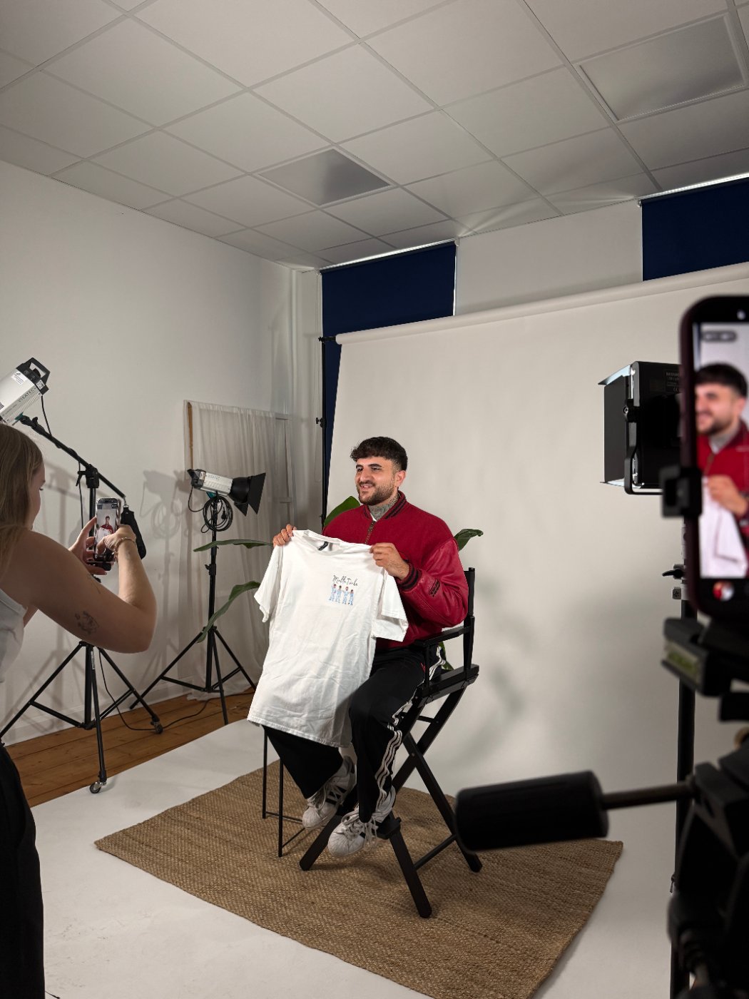 Harun Sahin präsentiert beim Fotoshooting ein Shirt mit dem Malle-Türke-Logo