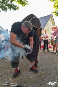 © Susanne Kußmann hufbeschlag eroeffnet das kranzreiten in hahlen 12