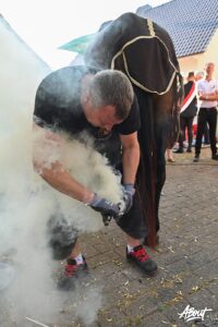© Susanne Kußmann hufbeschlag eroeffnet das kranzreiten in hahlen 13